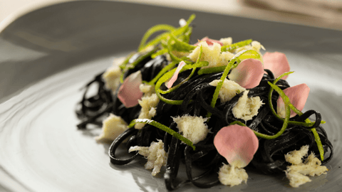 Linguine di Campofilone al nero di seppia con baccalà, menta e lime