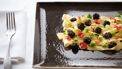 Pappardelle di Campofilone all’uovo Bio con polpetta di prosciutto cotto al sesamo nero e cavolo romano